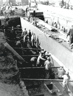 KL Auschwitz
                                                II-Birkenau. Prisoners
                                                laboring