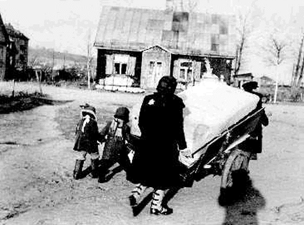 Jews displaced to Kovno Ghetto 