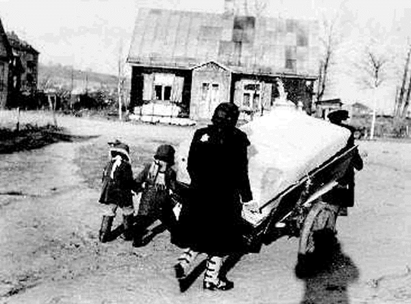 Jews displaced to Kovno Ghetto